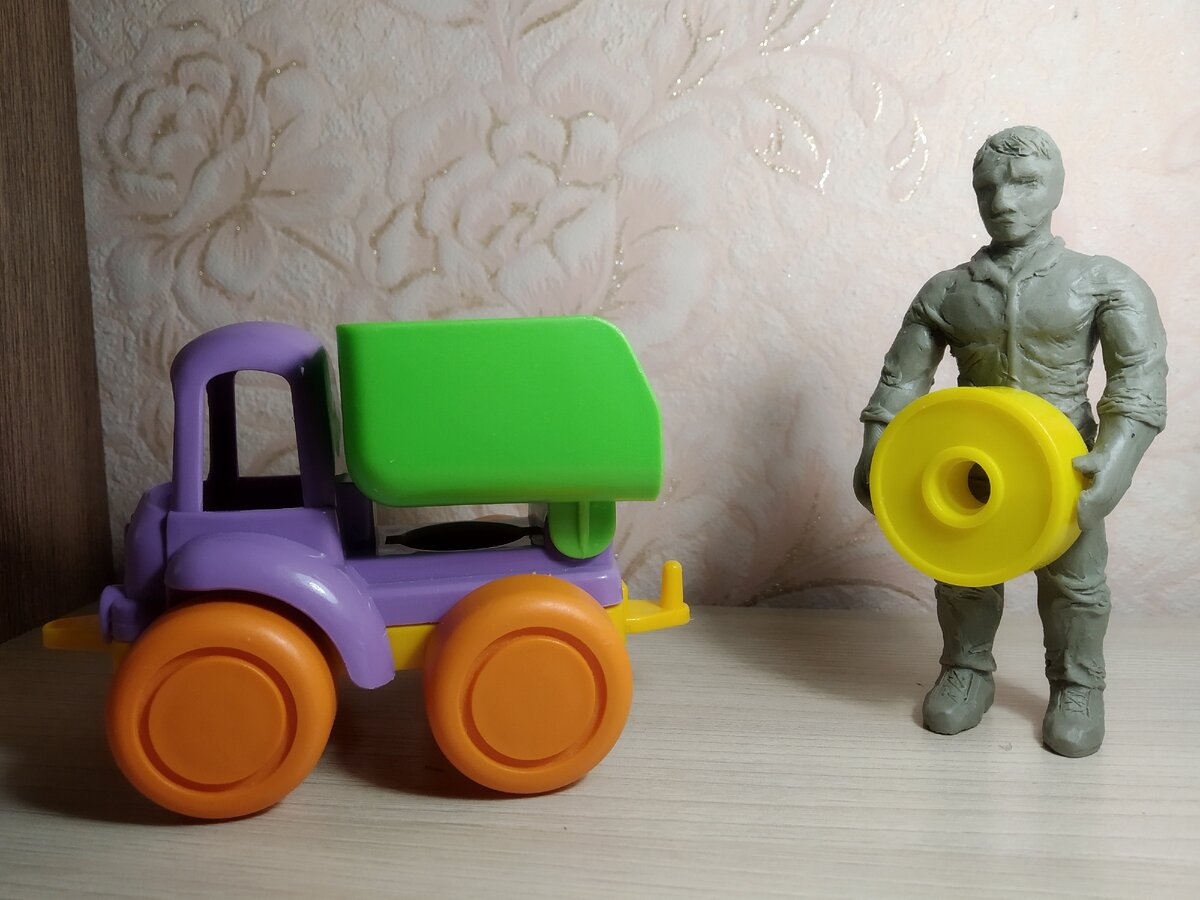 Пора занять перспективную нишу. Меняю колесо на грузовике. Показываю.)))