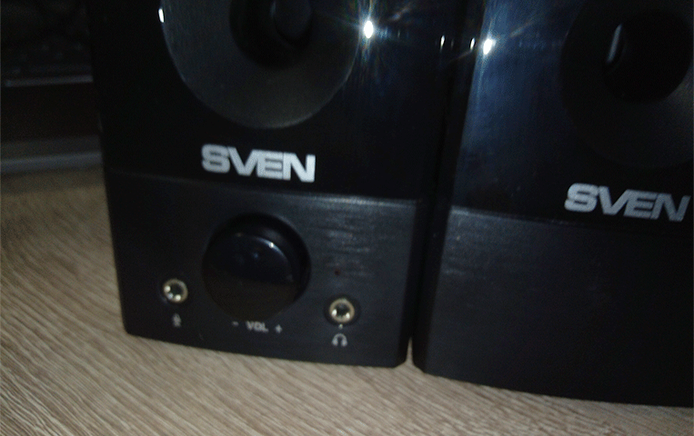 Регулятор громкости, разъемы для микрофона и наушников