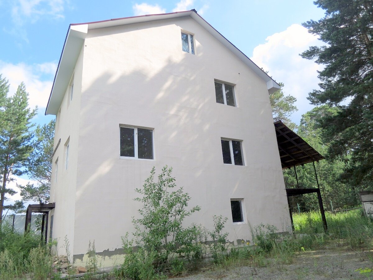 Трёхэтажный дом моего друга, в который он вбухал кучу денег, но так и не пожил в нём. 