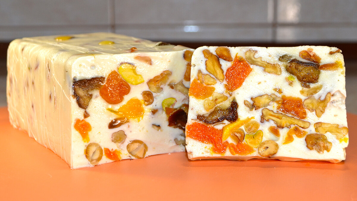 Творожный десерт с орехами и сухофруктами