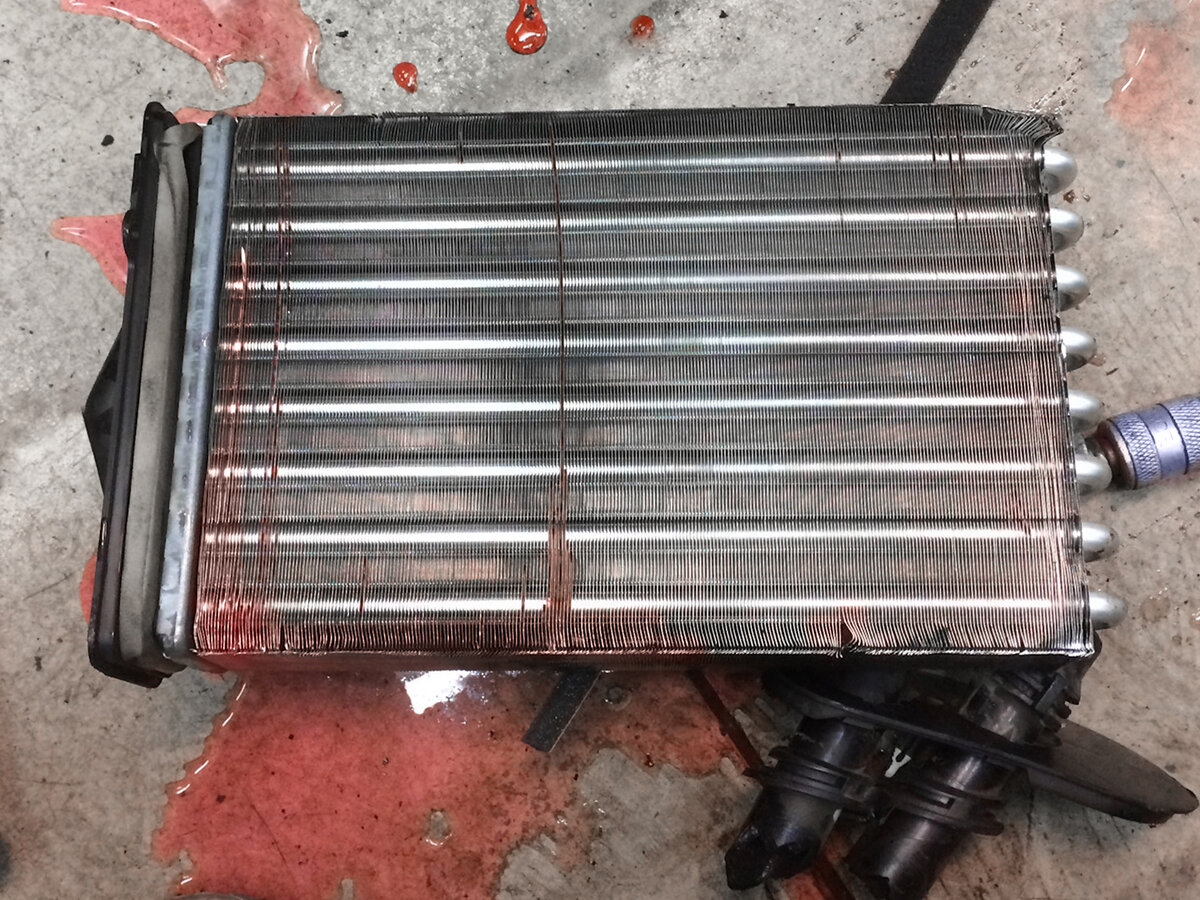 Показываю на пальцах 4 пункта, по вине которых так долго греется машина ...