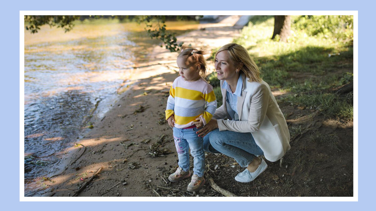 Мама хвалит ребёнка