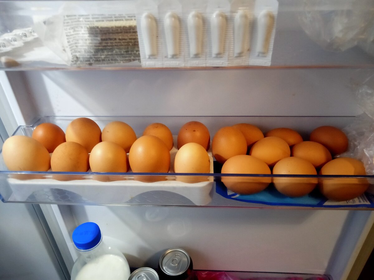 на свои нужды яичек хватает....