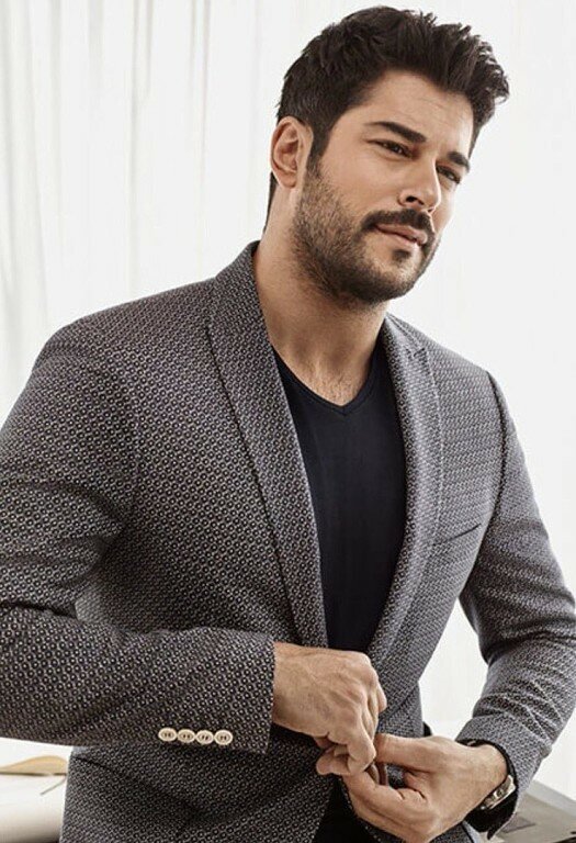 Бурак Озчивит. Источник - Яндекс.Картинки