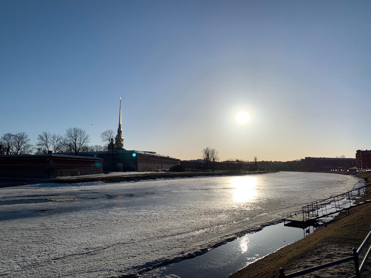 Петропавловская крепость в марте