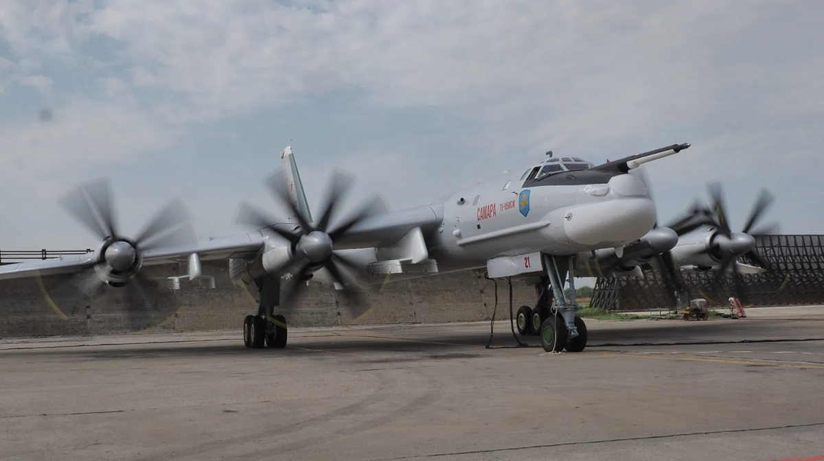 Обновленный Ту-95МСМ с подкрыльевыми пилонами для ракет Х-101 и Х-102