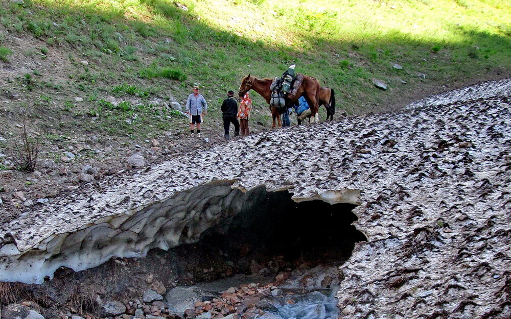 Снежный останец над горным ручьем с тоннелем . Фото автора.