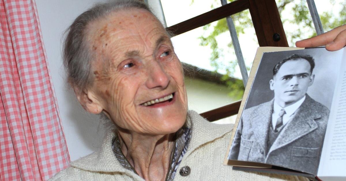 100-летняя Франциска Ягерштеттер, вдова Франца Ягерштеттера, с его фотографией, незадолго до своей смерти в  2013 году – источник kurier.at