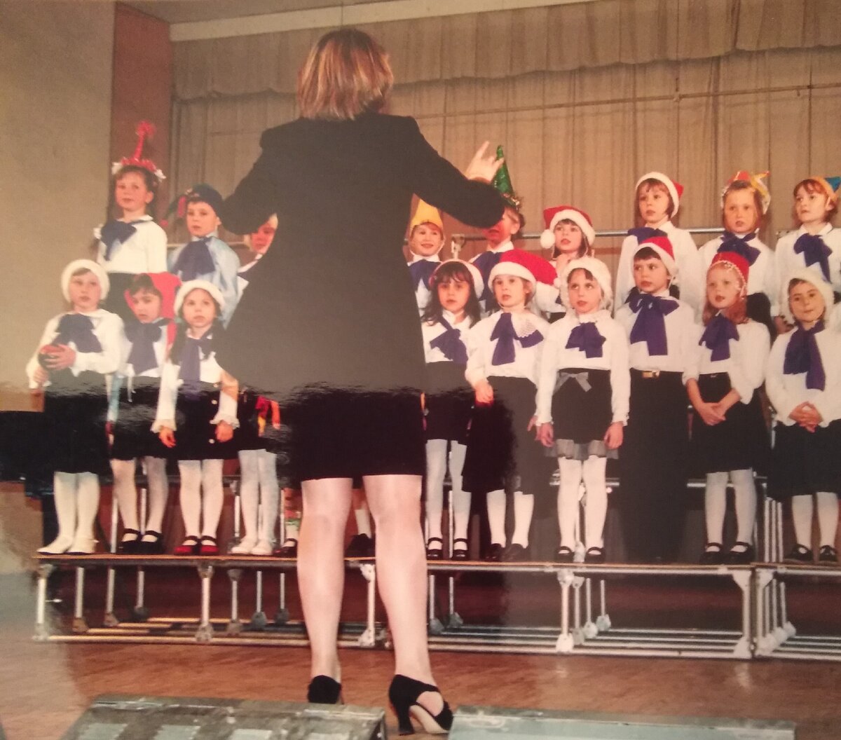 Начало 2000х, учащиеся подготовительного отделения на концерте.