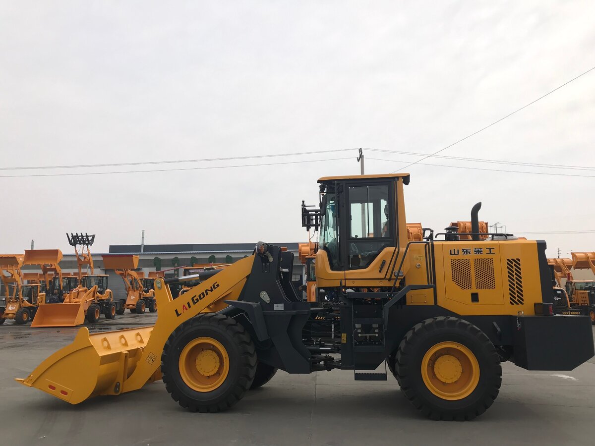 Одна из наиболее популярных на отечественном рынке модель грузоподъёмностью 3 тонны и 1,8- кубовым ковшом. 