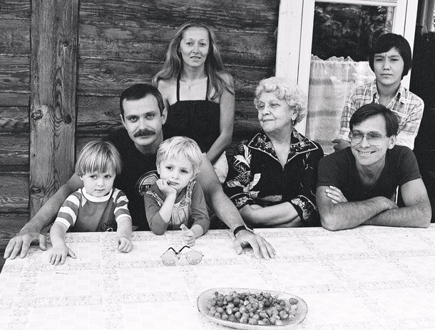 Семья Михалковых на даче. Слева направо: Никита Михалков с Аней, Темой и женой Татьяной, Наталья Петровна, Андрей Кончаловский с сыном Егором.