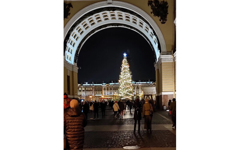 Елка на дворцовой в ретро стиле. Главная елка санкт-петербурга 2022. Елка наклонилась. До какого числа стоит елка в спб. Дворцовая площадь елка 2020.