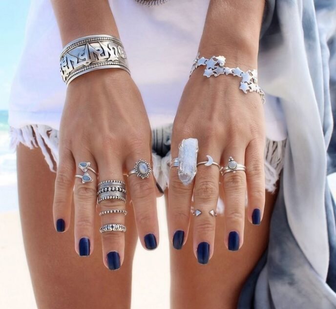 Белый лунный металл