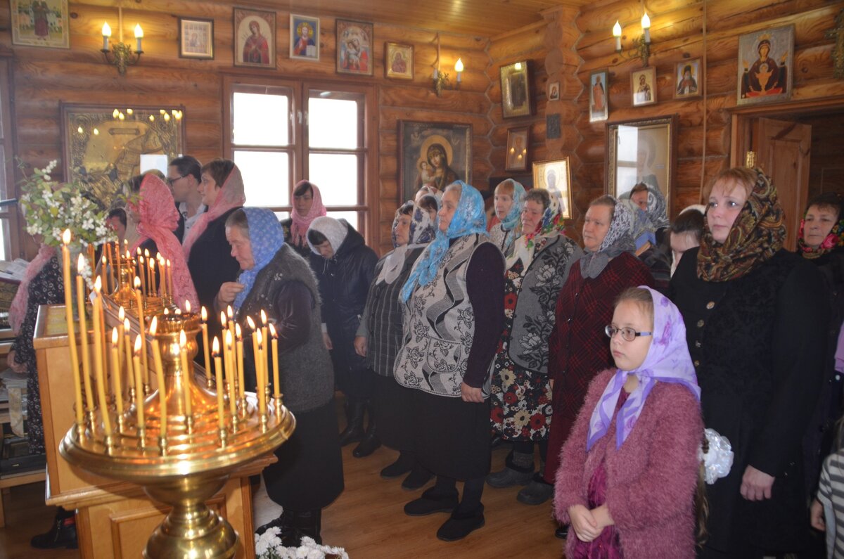 Какие одухотворенные лица у людей! Они искренни и за пределами храма.