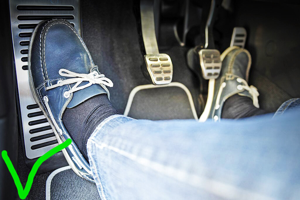 Почему, при ЕЗДЕ, НЕЛЬЗЯ постоянно держать ногу на педали сцепления ...