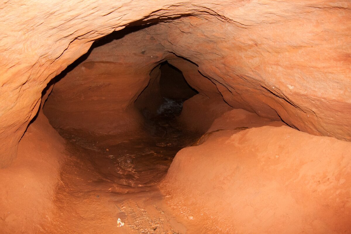 В некоторых местах проход не больше 1 метра в высоту. Фото автора.
