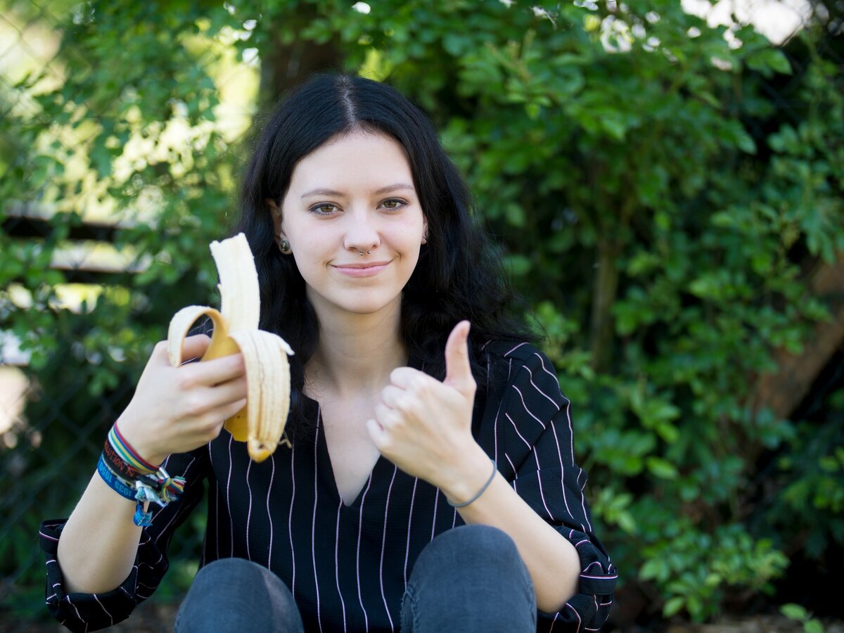 https://cdn.pixabay.com/photo/2018/05/26/02/32/banana-3430526_1280.jpg