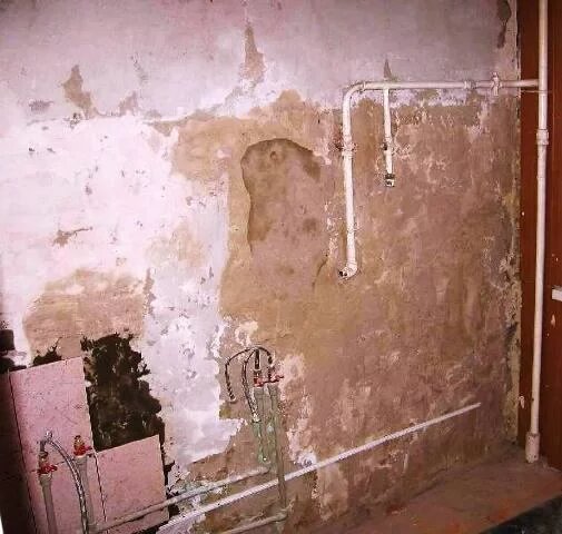 Со стены отвалилась плитка вместе с раствором