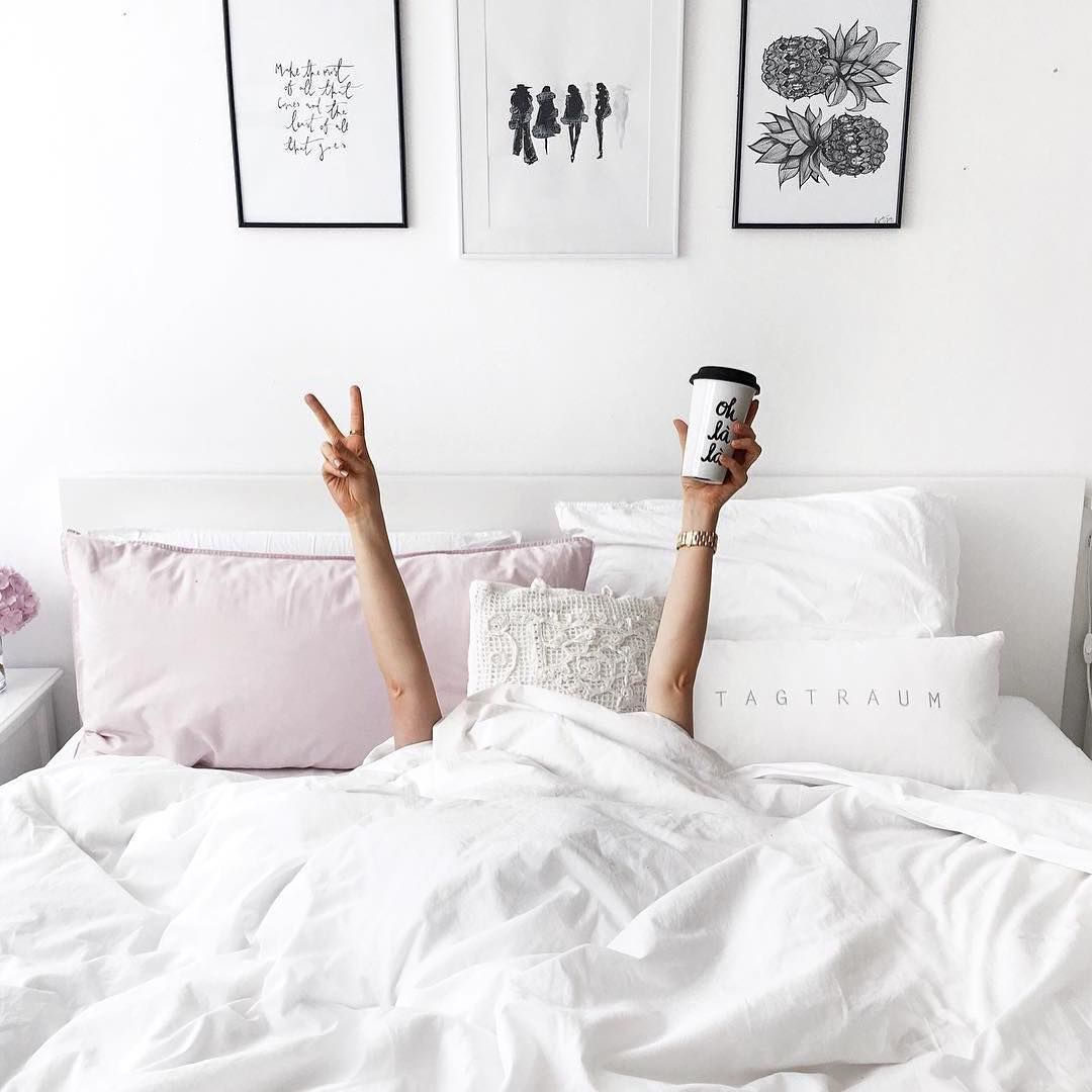 Утро в постели. Красивая девушка утро. Девичье утро. Утренняя фотосессия в постели. Девушка с чашкой чая у окна.