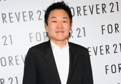 2.  Ду Вон Ченг (Do Won Chang) , до запуска Forever 21, чтобы свести концы с концами работал на трех работах. 

Ду Вон Ченг и его супруга Джин Сук в 1981 году приехали в Америку из Кореи. Когда они переехали, Ченгу пришлось работать на трех работах, чтобы как-то содержать свою семью. Он работал оператором, трудился дворником и даже подрабатывал в кафетерии. 

Благодаря своему упорству и вере в 1984 году они смогли открыть свой первый магазинчик, который смог вырасти до размеров целой империи под названием Forever 21, которая на сегодняшний день состоит из 480 магазинов. Ежегодно выручка магазинов составляет около $3 млрд. Это бизнес всей их семьи, где дочери Эстер и Линда помогают родителям управлять крупной компанией.