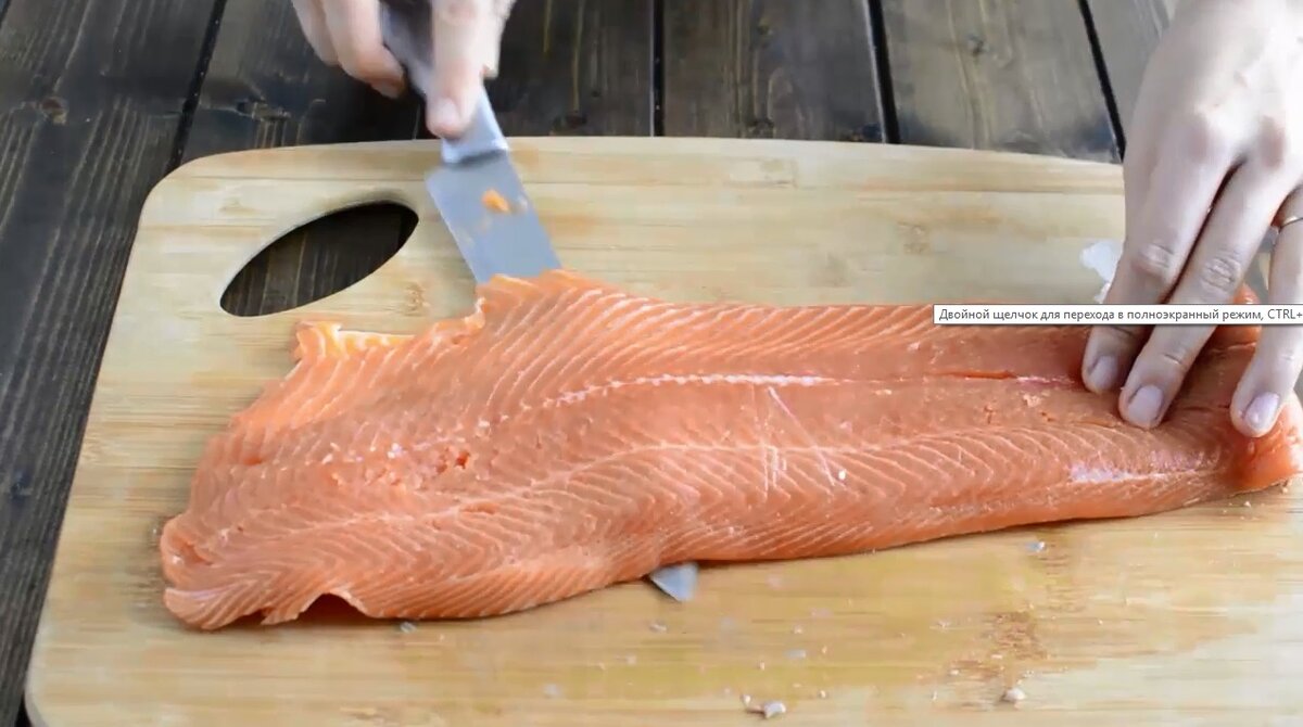 Аккуратно удаляем кожу с филе красной рыбки   Фото: cooktoria.com