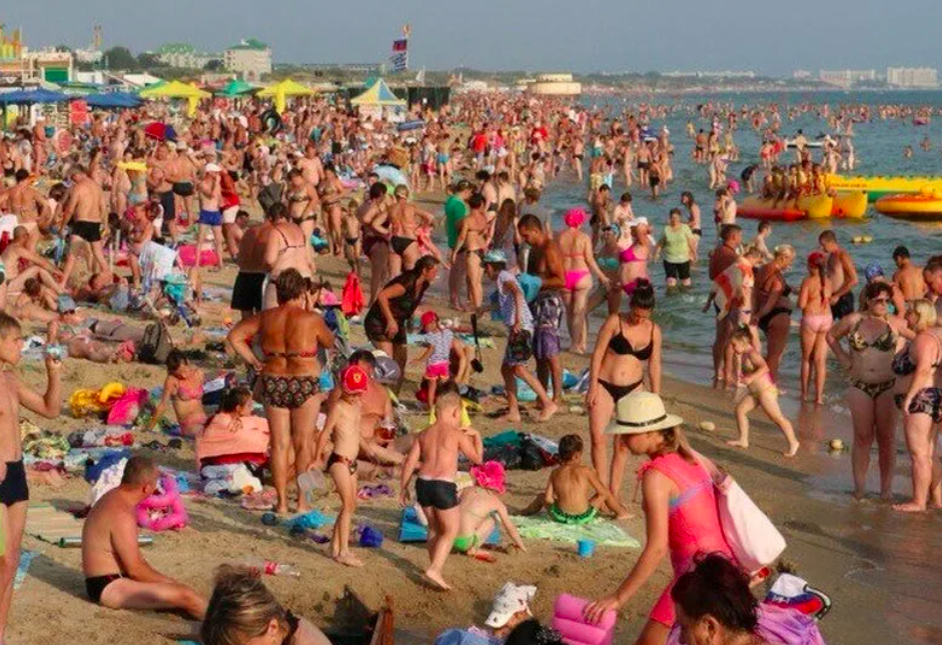 Где мало народу. Много людей на пляже. Анапа пляж люди. Черное море пляж люди. Анапа пляж много людей.