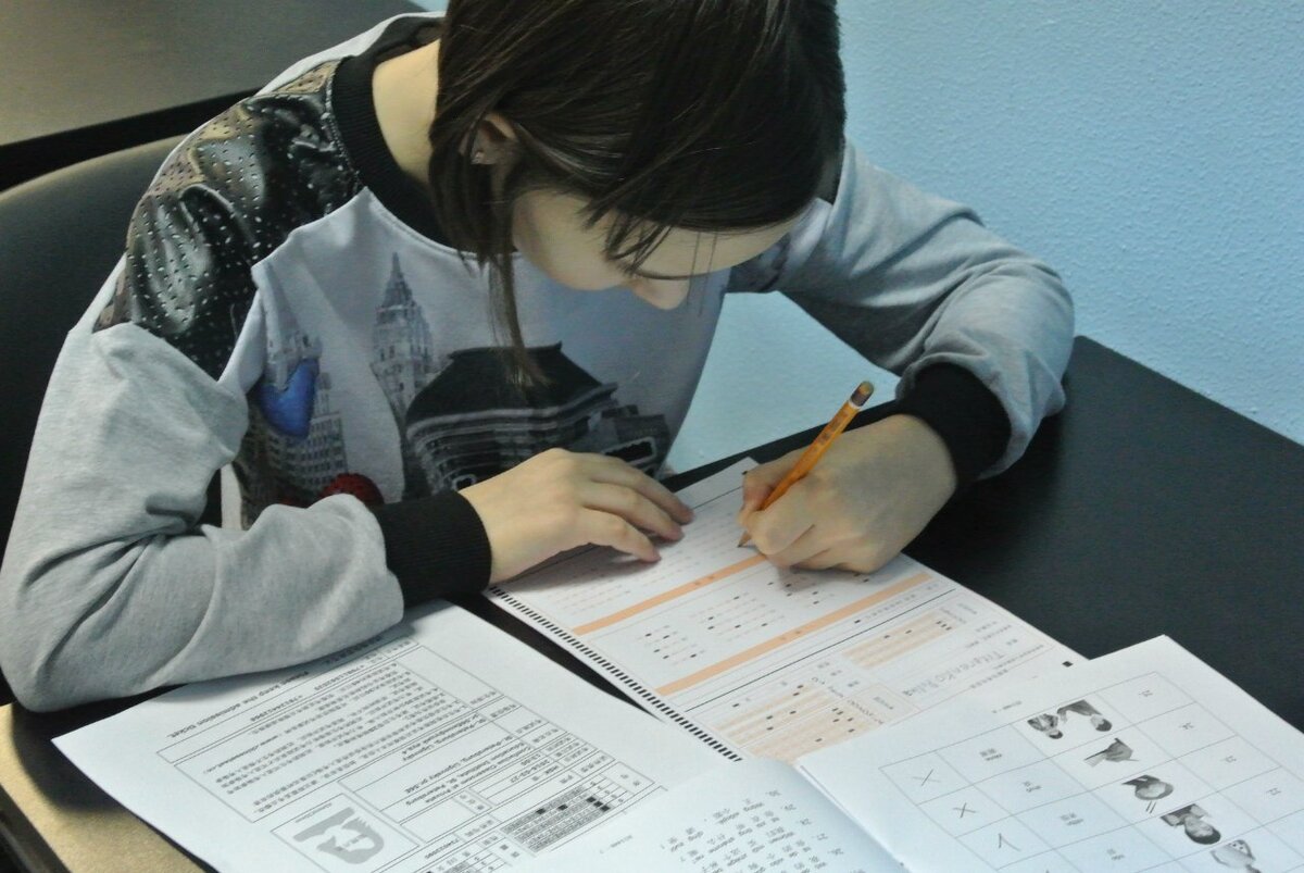 Сдав экзамен на степень. Экзамен HSK. Экзамен по китайскому языку. Экзамен китайский язык HSK. Экзамен по китайскому языку уровни.