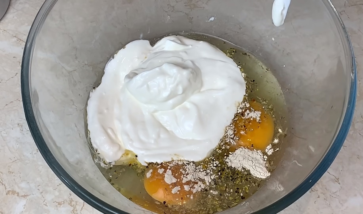 2 яйца, сметана и приправы