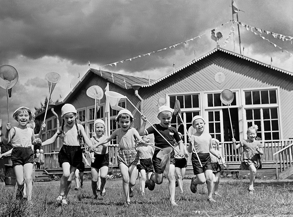 Детки бегают за бабочками, 1960-е годы. Фото взято из открытых источников: soviet-postcards.com