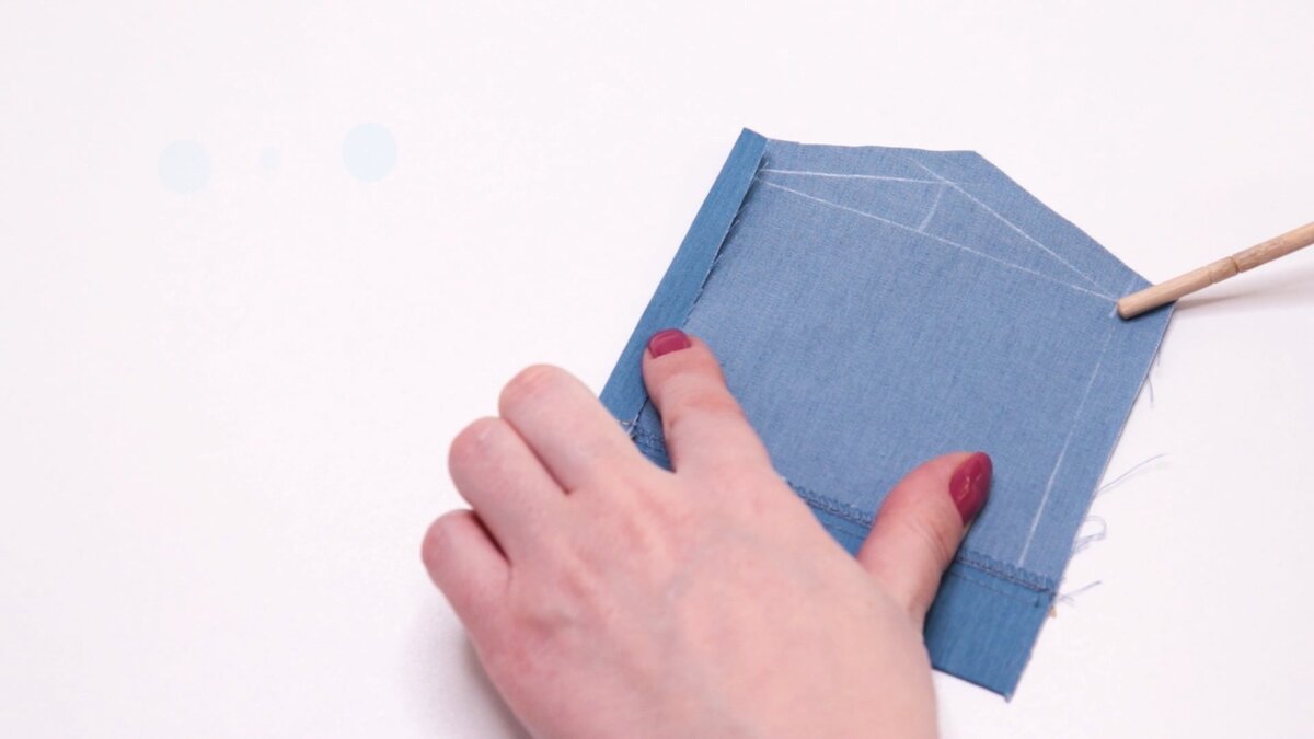 Боковые и нижние срезы кармана обметать, подвернуть на 1,0 см и заутюжить. 