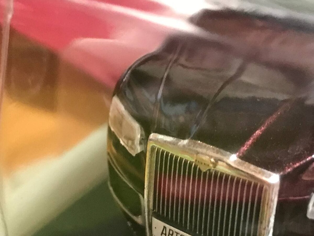 Оптика - во втором выпуске она испачкана клеем и не вставлена до конца. 