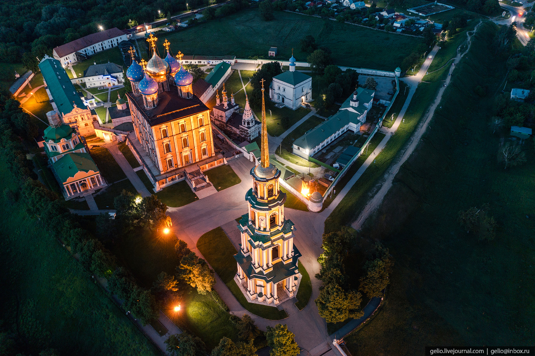 Есть ли в рязани. Рязанский Кремль с высоты. Остров у Кремля Рязань. Ночная Рязань с высоты Кремль. Рязань с другой стороны красивые места.