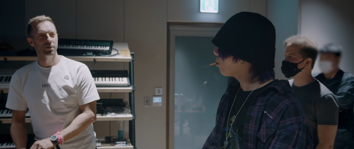 Крис Мартин с Чонгуком