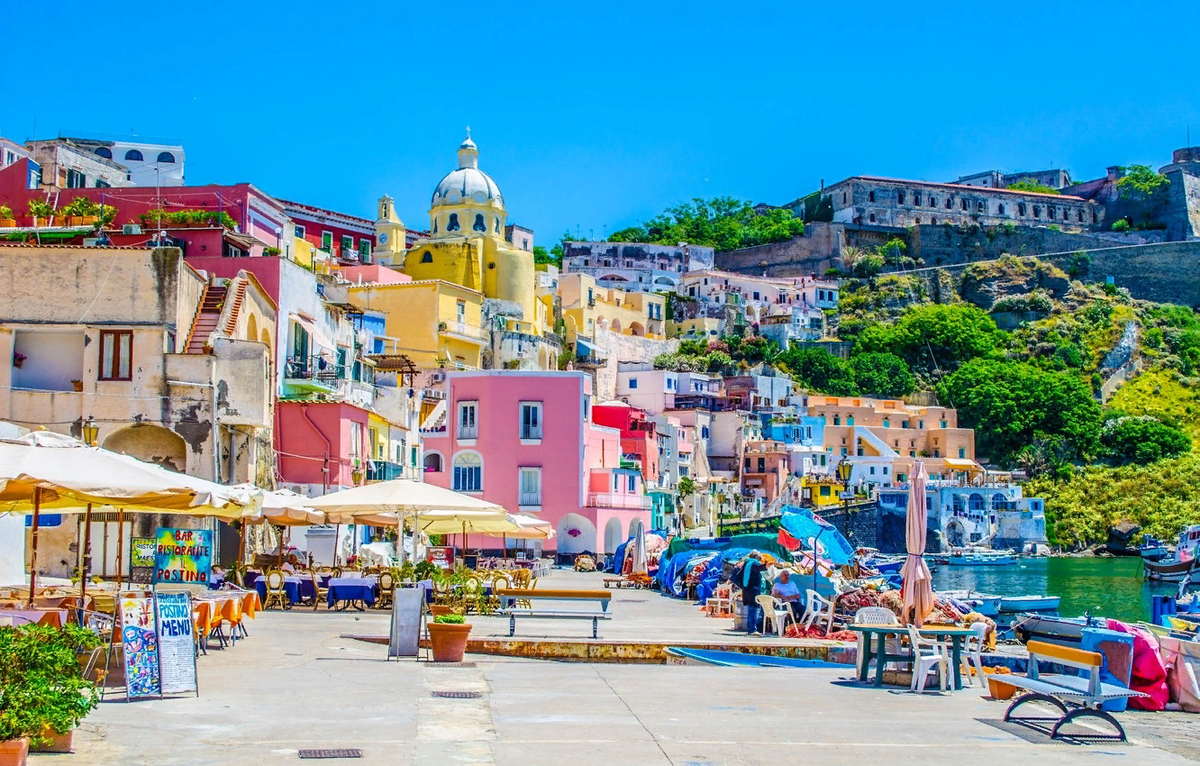 Прочида. Этот остров выбран культурной столицей Италии 2022 года. Он является одним из трёх главных островов Неаполитанского залива (о Капри и Искье расскажу на следующих уроках). Фото из открытого источника