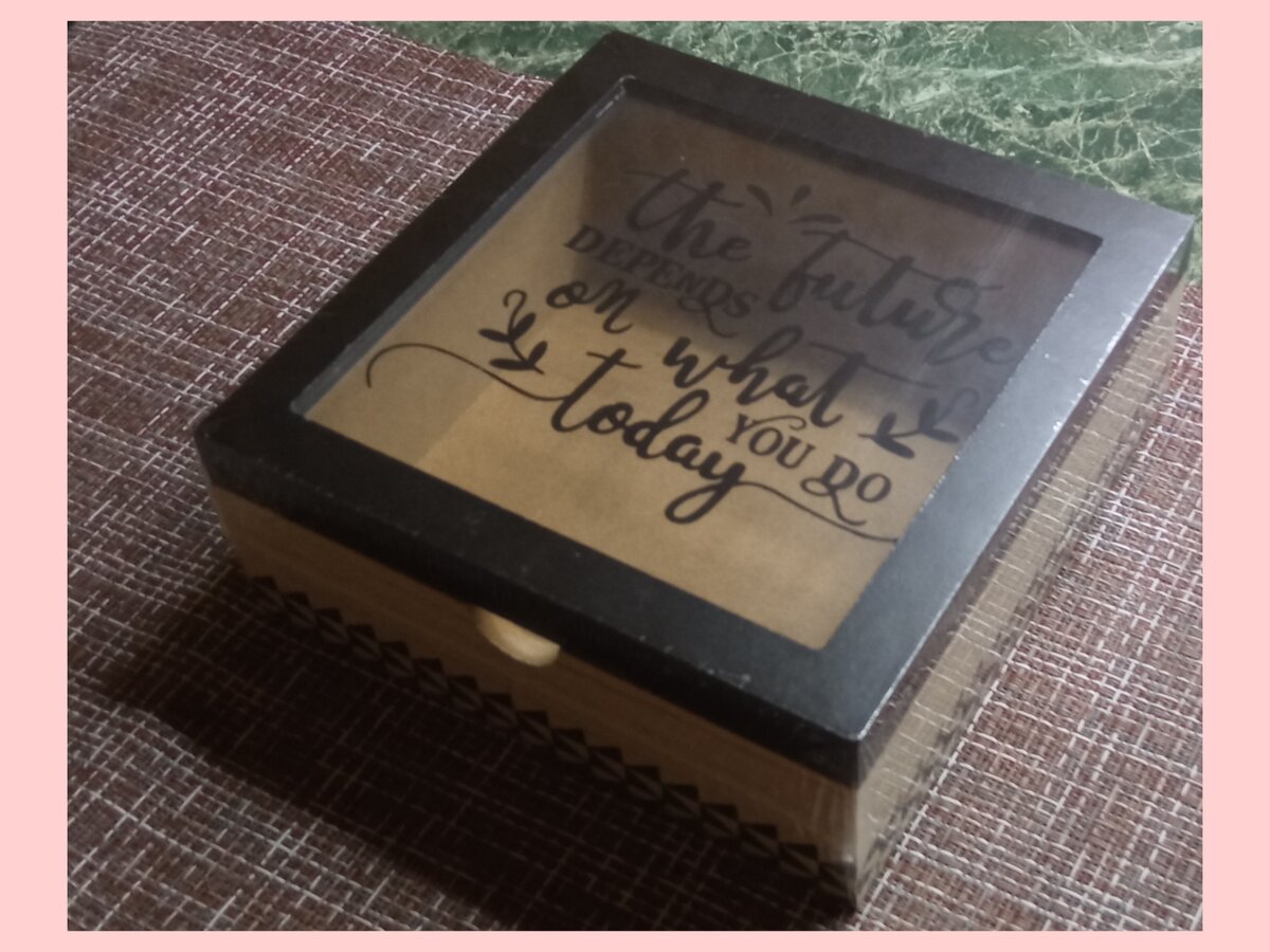 Шкатулка из МДФ со стеклом. Цена 199 рублей. 