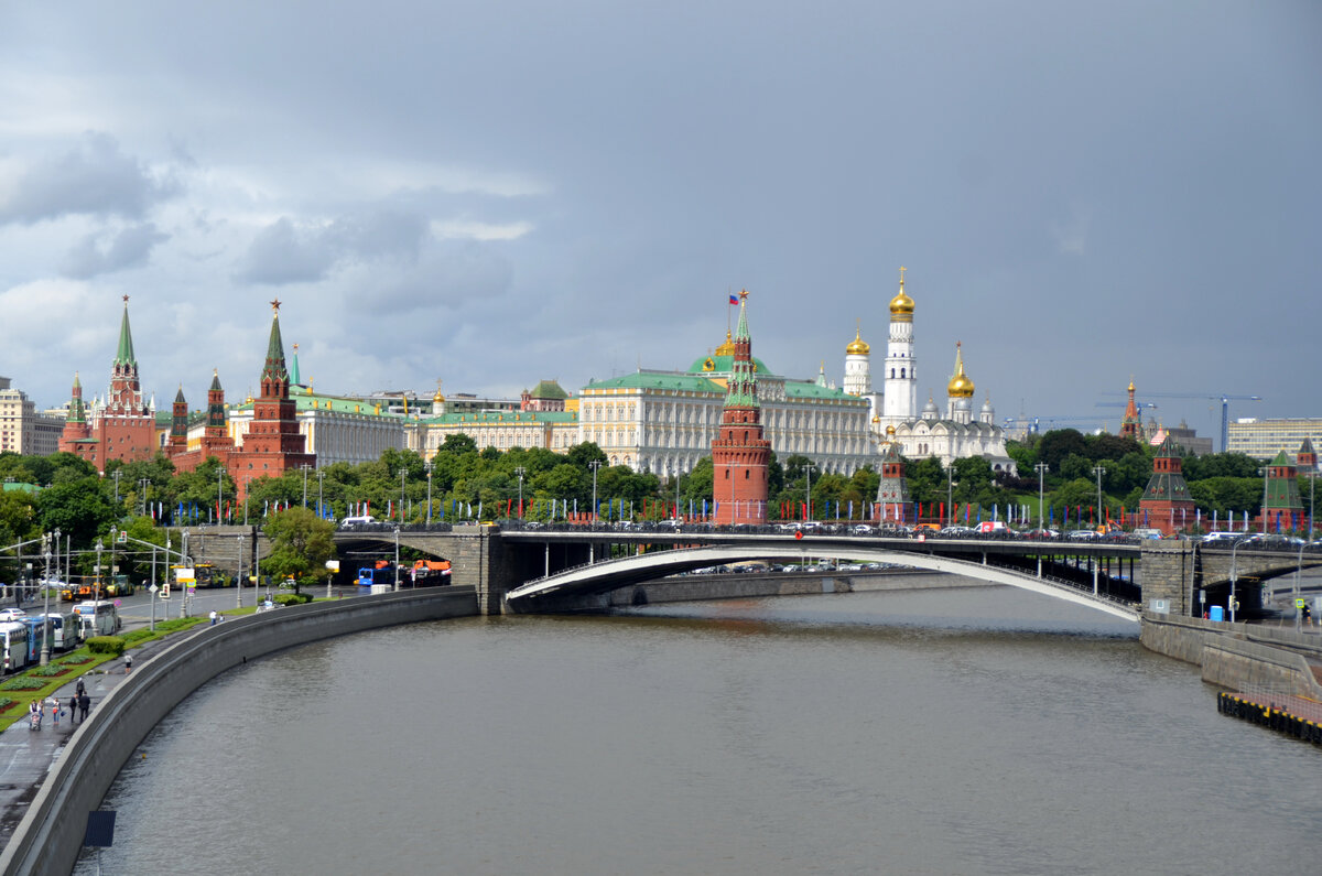 Вид на Кремль от Храма Христа Спасителя