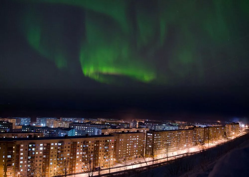 Полярная ночь начало. Норильск Северное сияние. Норильск Северное сияние Талнах. Полярная ночь в Норильске. Северное сияние в городе Норильск.