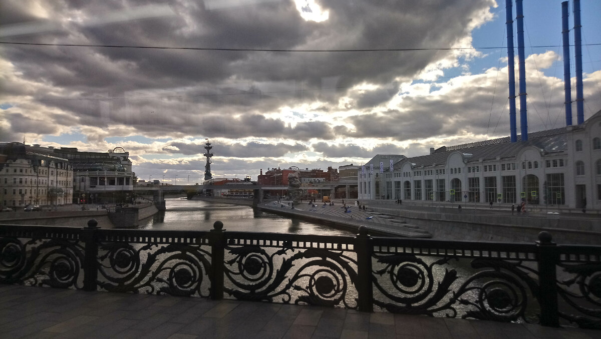 Фото автора. Летний вид на набережную с этой чудо-глиной из автобуса