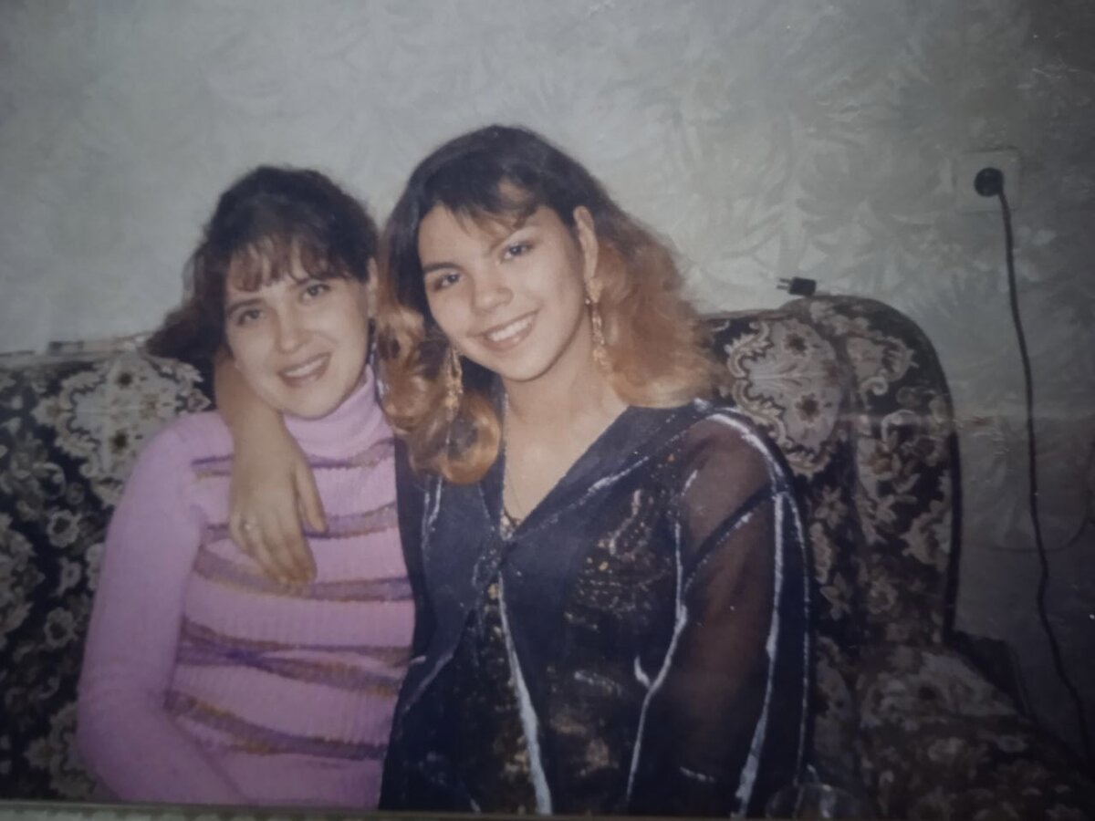 Я с сестрой, мне лет 14, ей 28, выгляжу старше я😅 Фото из семейного архива автора.