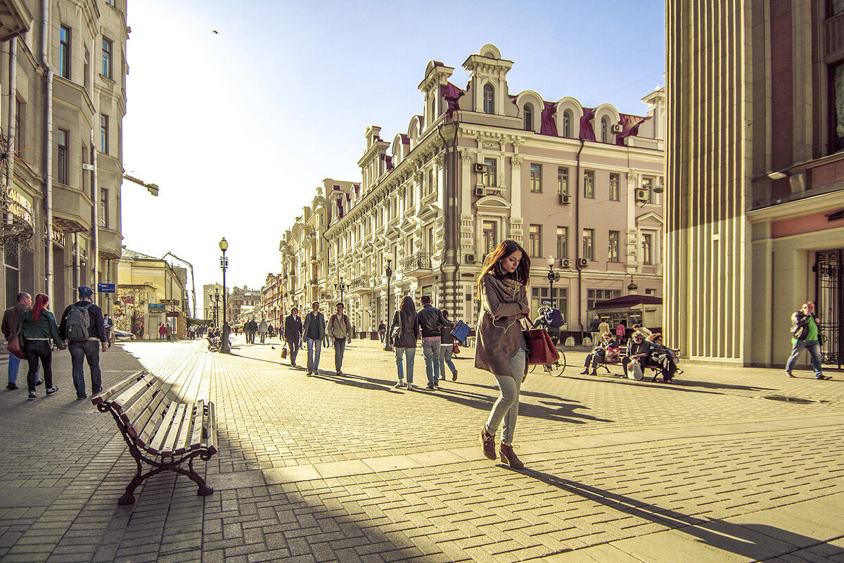 Весенний день на улице Арбат