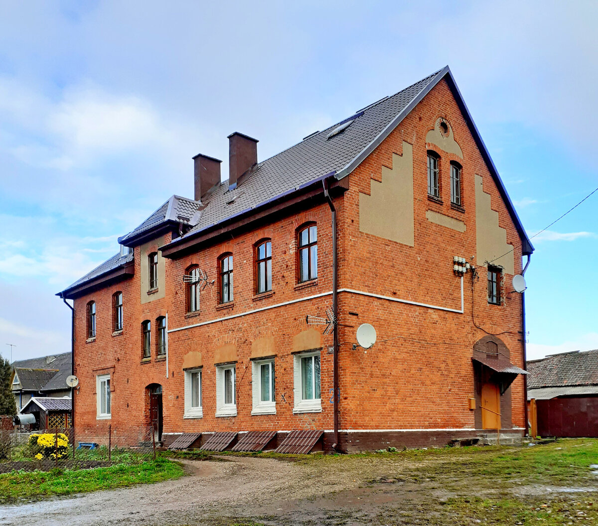 Жилой дом, построенный в 1901 г. в неоготическом стиле. Находится в одном из поселков на юго-востоке Калининградской обл. Фото автора