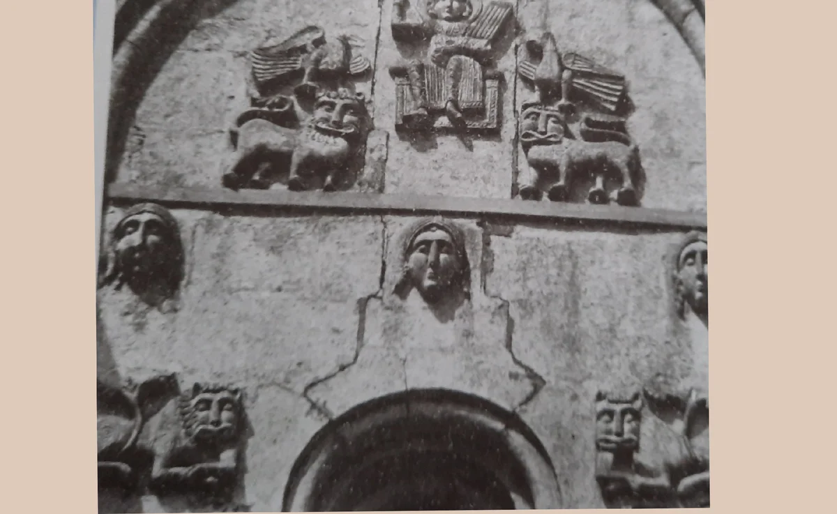 Царь Давид среди зверей. Рельефы на южном фасаде храма Покрова на Нерли. 1165г.