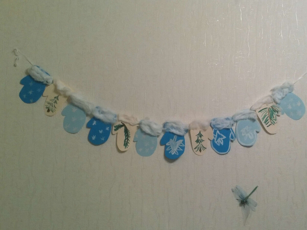 Роспись на рукавичках - гуашь; но прекрасно подойдут и акрил, и простая акварель.