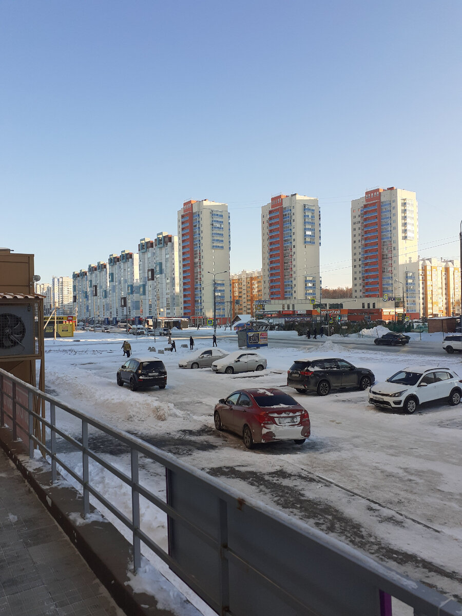 Фото сама делала, вид с крыльца моей работы.