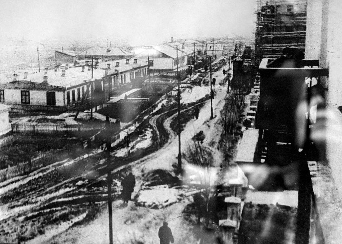 Улица Народная (бывшая улица Калинина) в конце 50-х годов. Снимок сделан с балкона дома номер 69, сегодня на месте бараков стоят хрущевки под номерами 46,44,42 и 40.