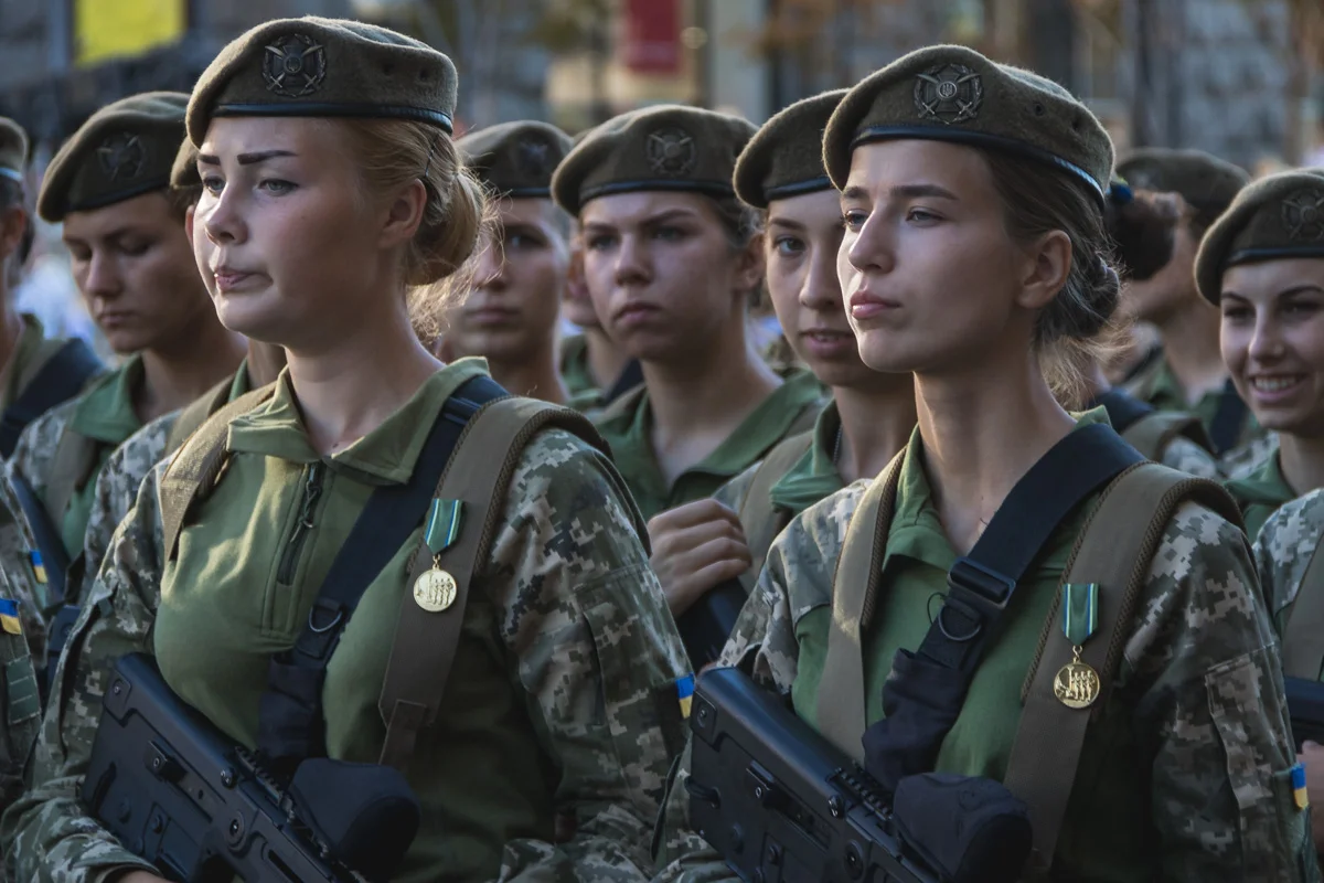 Женщина солдат. Женщины военные. Девушки в армии. Женская армия.