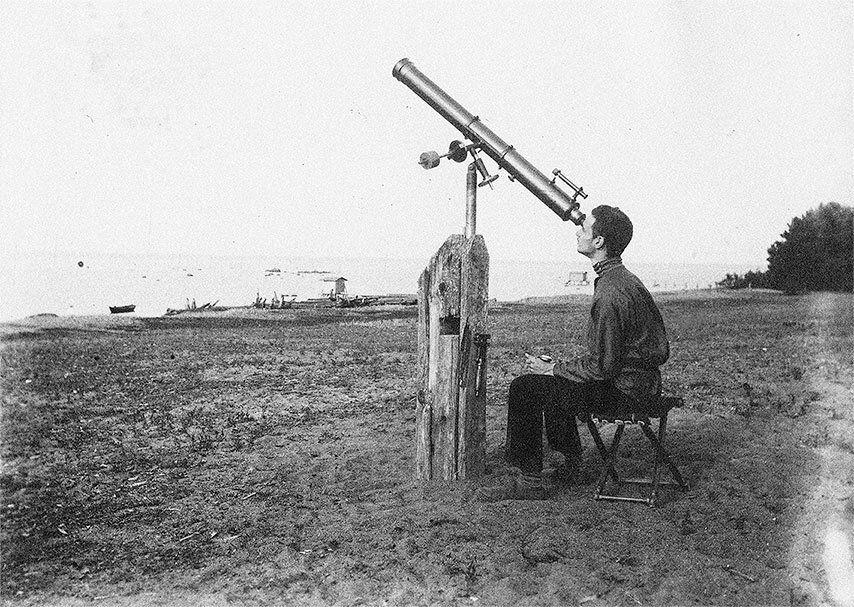 Бианки наблюдает за птицами