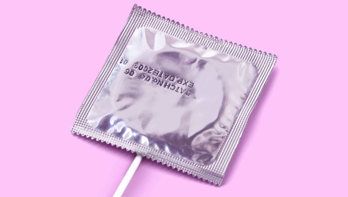 За всю историю человечества мужчины пользовались презервативами из самых разных материалов.