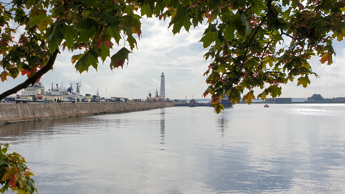 Вид на деревянный маяк