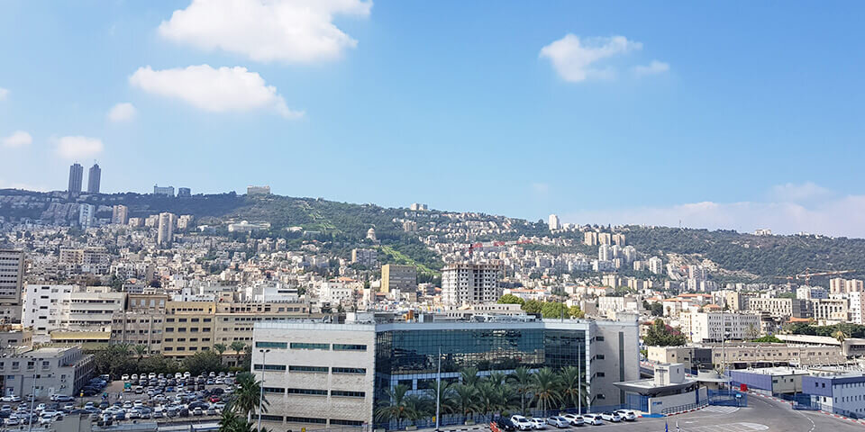 Вид из порта Хайфы на город и гору Кармель.